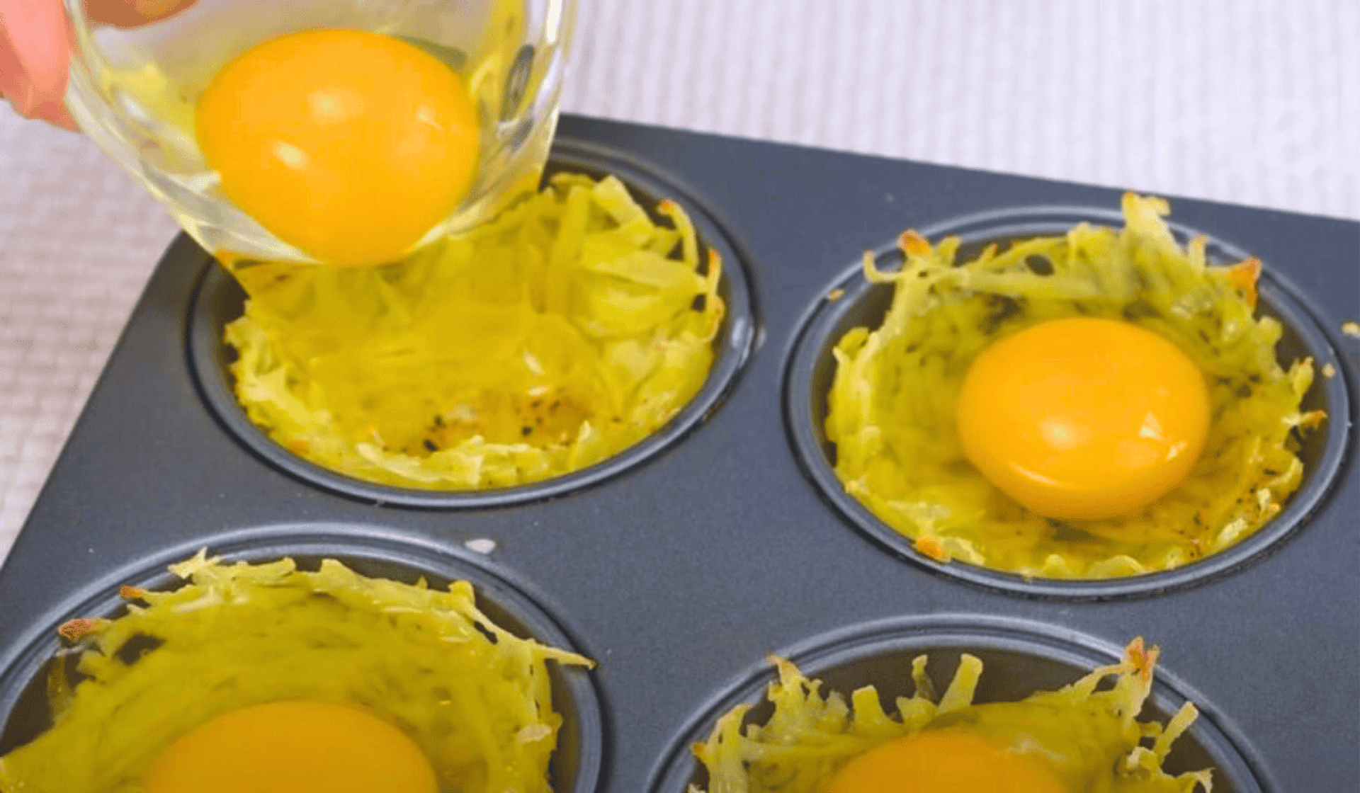wbijanie jajek do foremek z ziemniakami