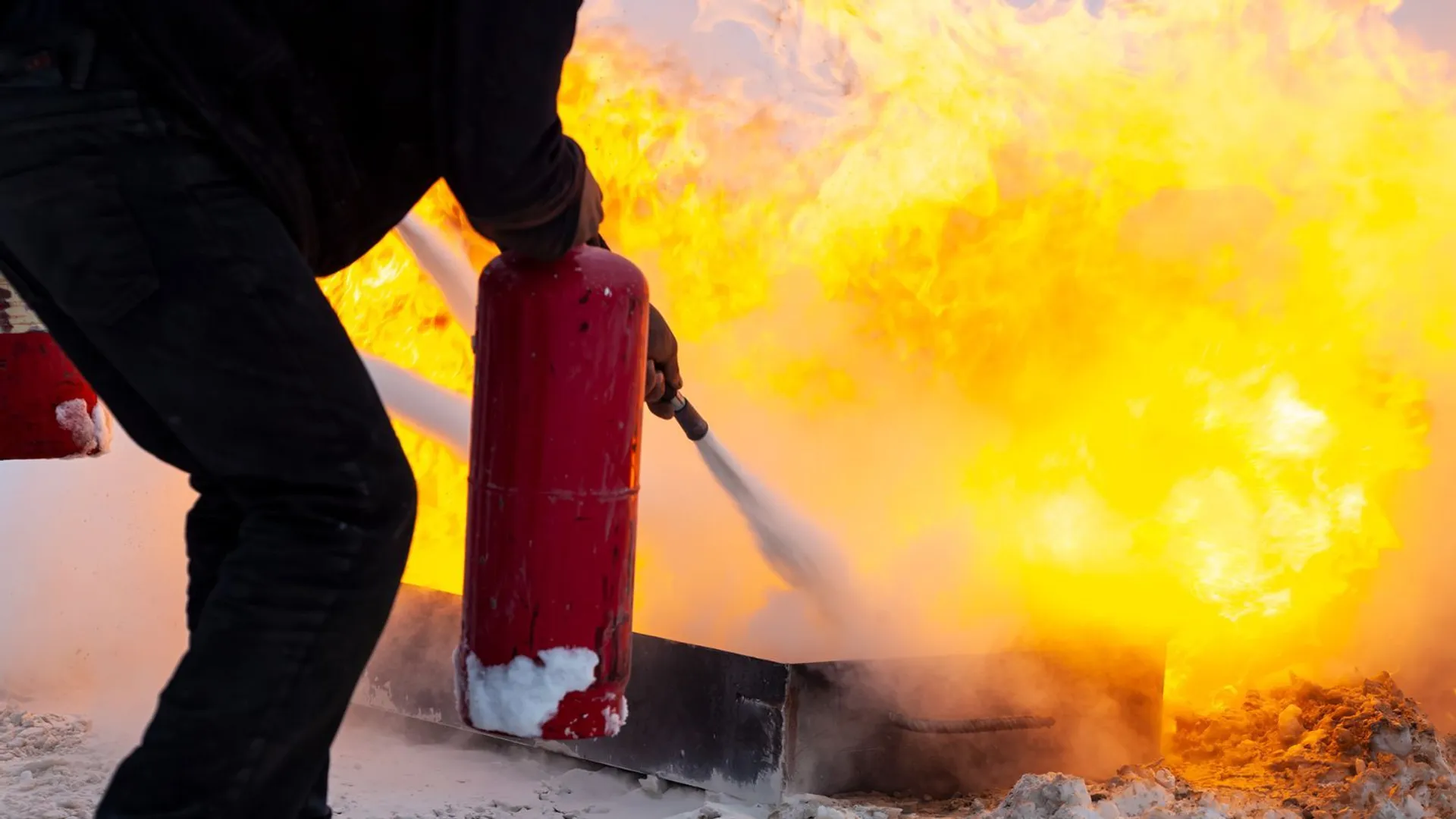 Pożar auta dostawczego na Pradze-Południe. Gęsty dym widoczny w rejonie ul. Fieldorfa