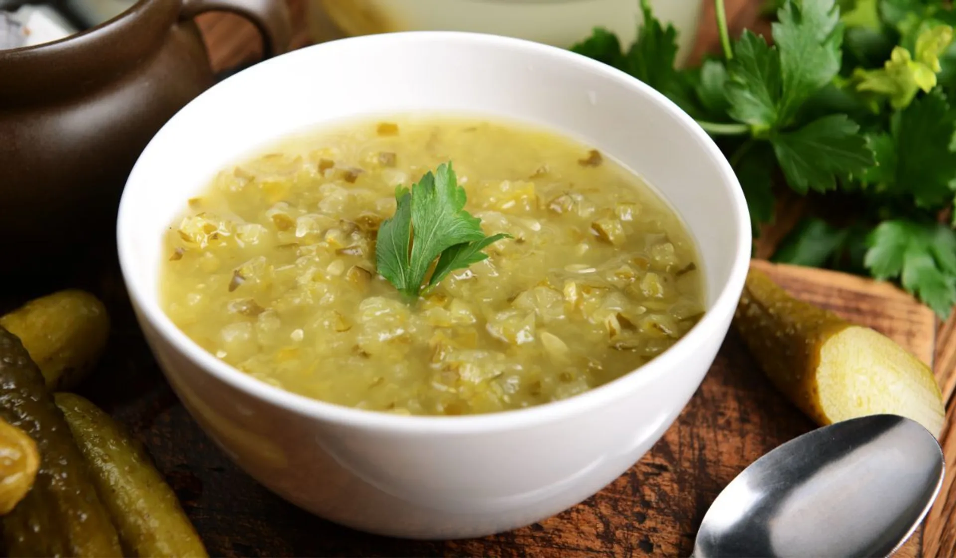 zupa ogórkowa w miseczce