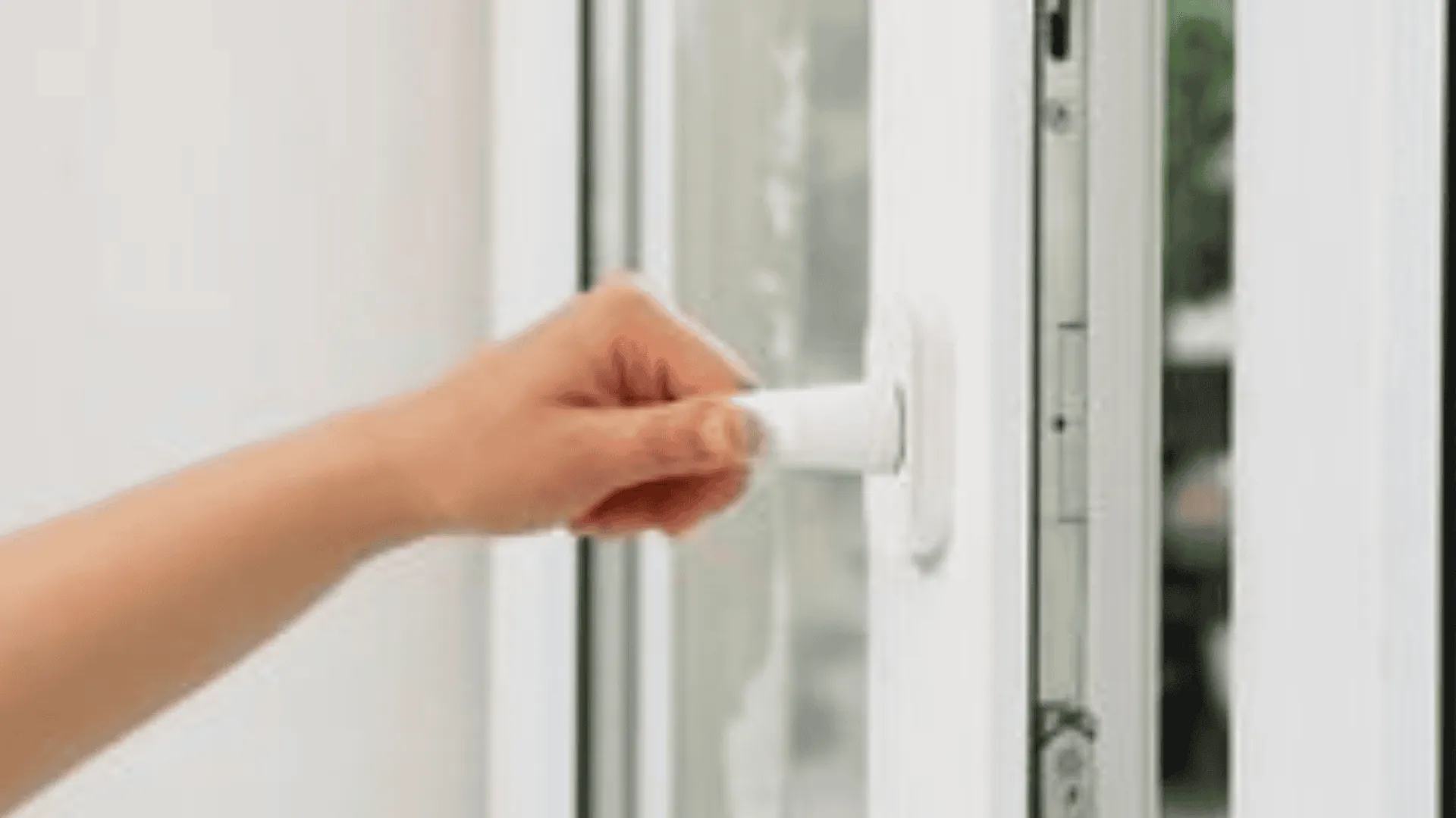 Pod żadnym pozorem nie kładź tego na parapecie. To wielki błąd. Tak nieświadomie hodujesz pleśń na oknach