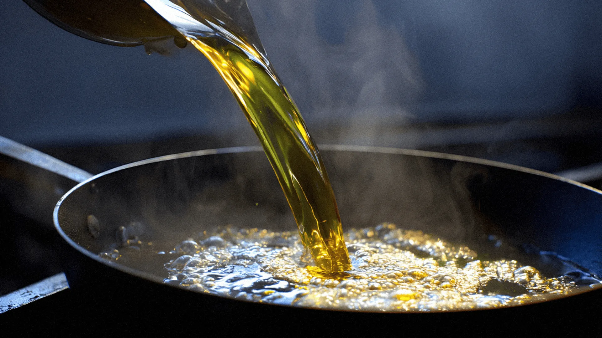 Smalec gęsi do smażenia - właściwości, zastosowanie i porównanie z oliwą