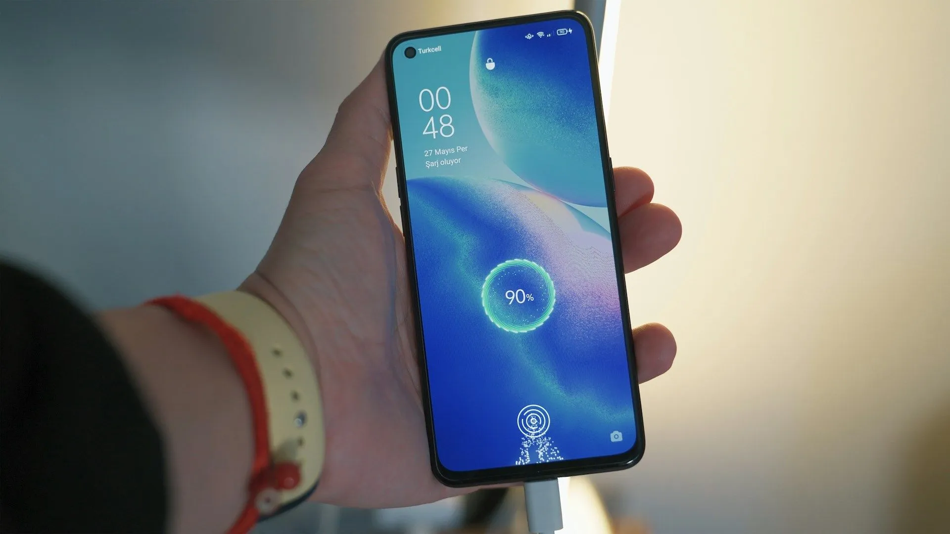 ładowanie smartfonu