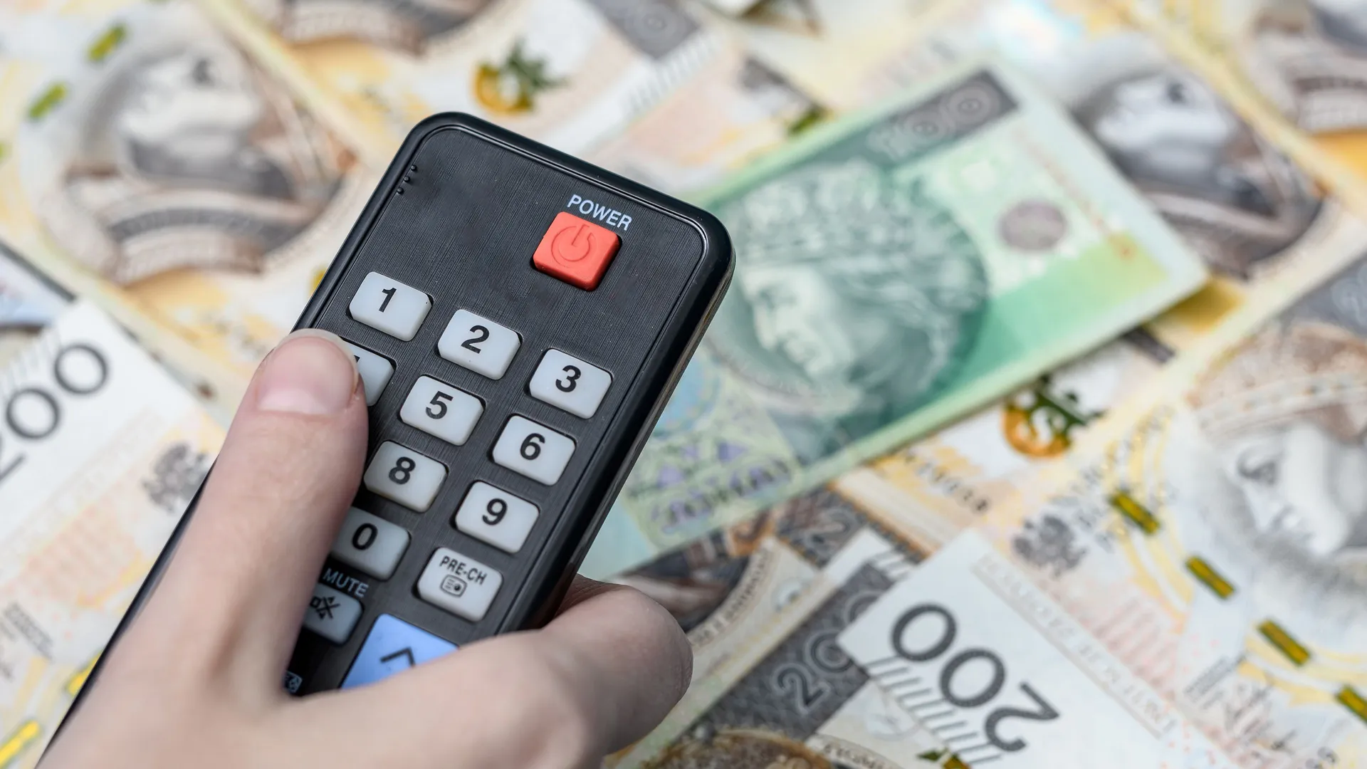 pilot ręka pieniądze telewizja tv