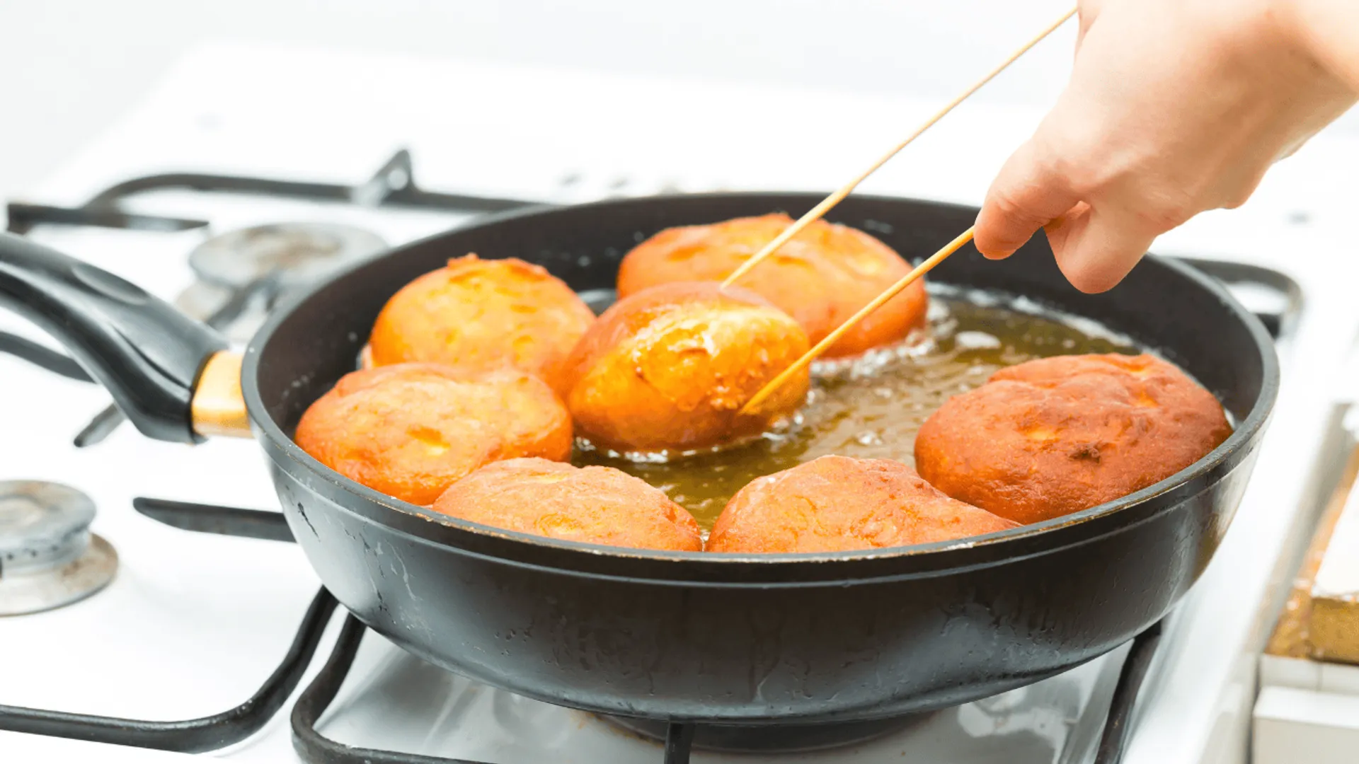 Babciny dodatek do pączków. Jak zrobić pączki, które nie chłoną tłuszczu?