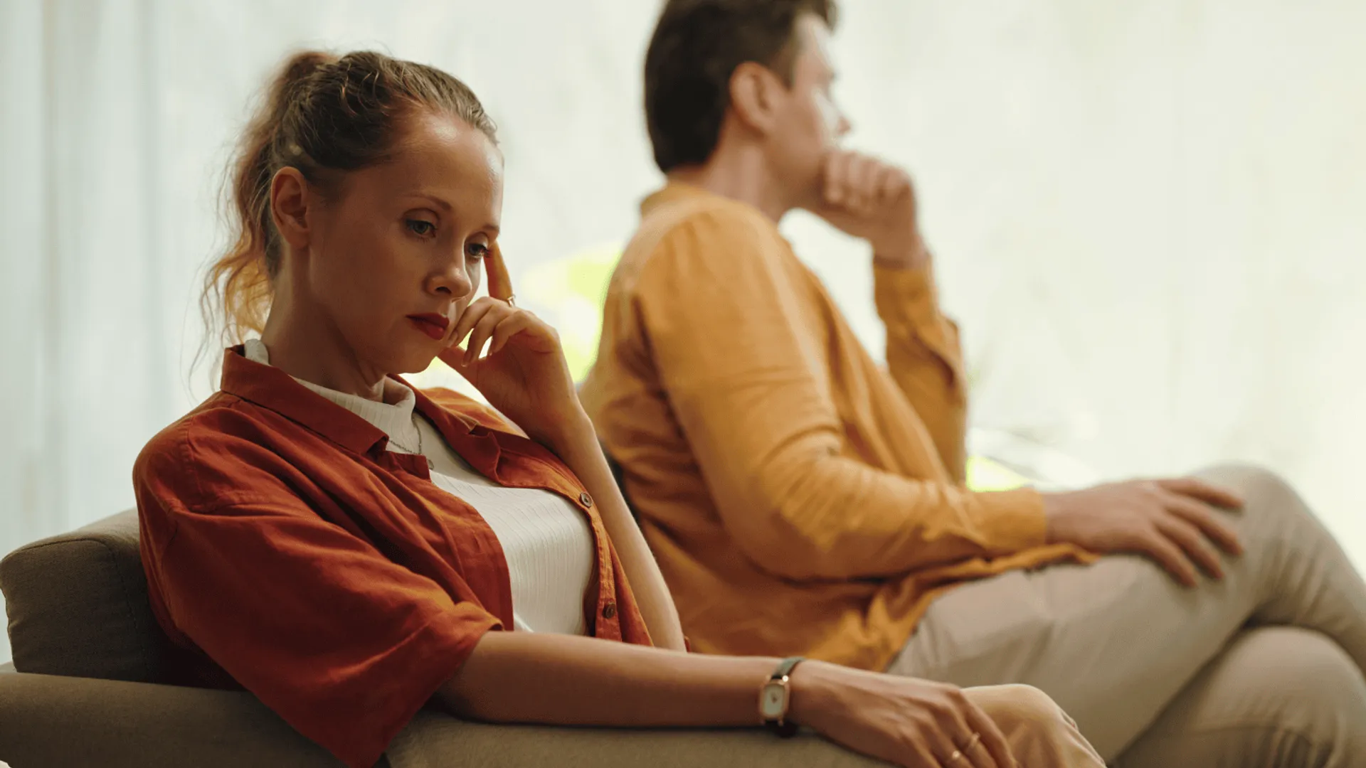 nieszczęśliwa para, red flagi w związku, kiedy zakończyć związek