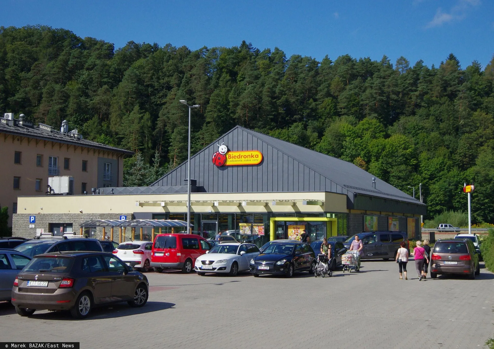 Parking pod sklepem Biedronka