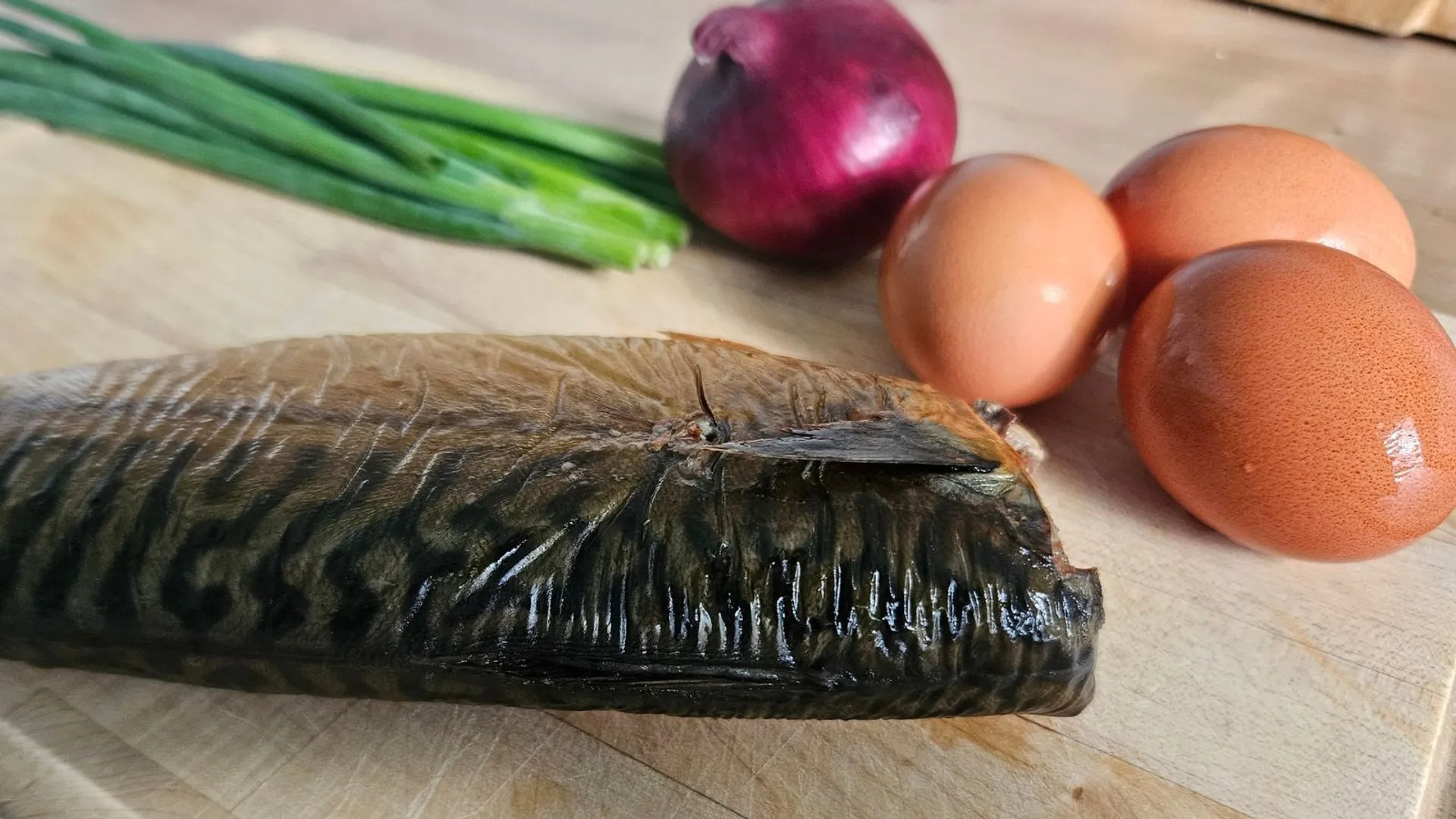 Dodaję 3 łyżeczki do wędzonej makreli i jajek. Ta pasta nie ma sobie równych