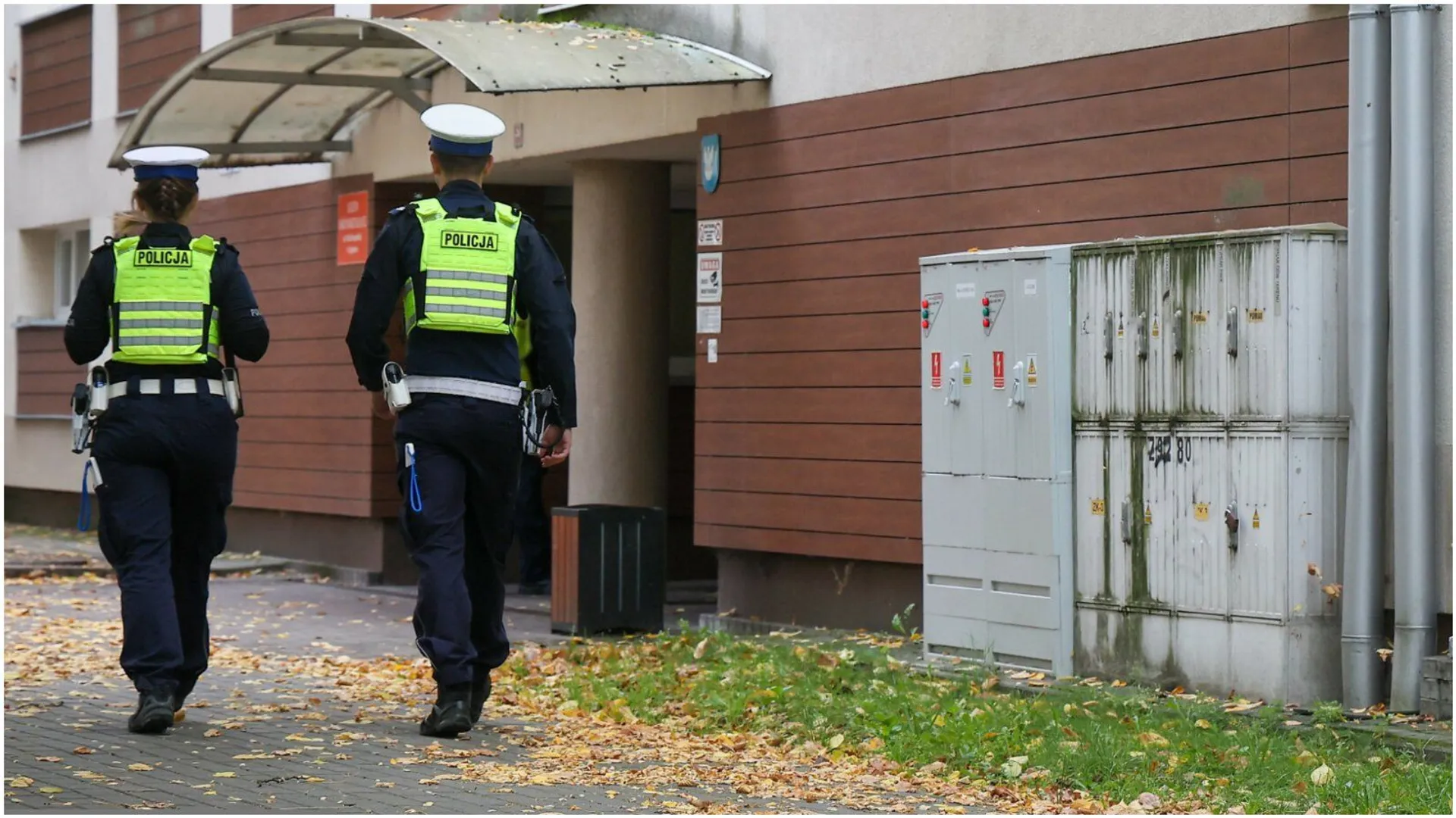 patrol policji pod szkołą