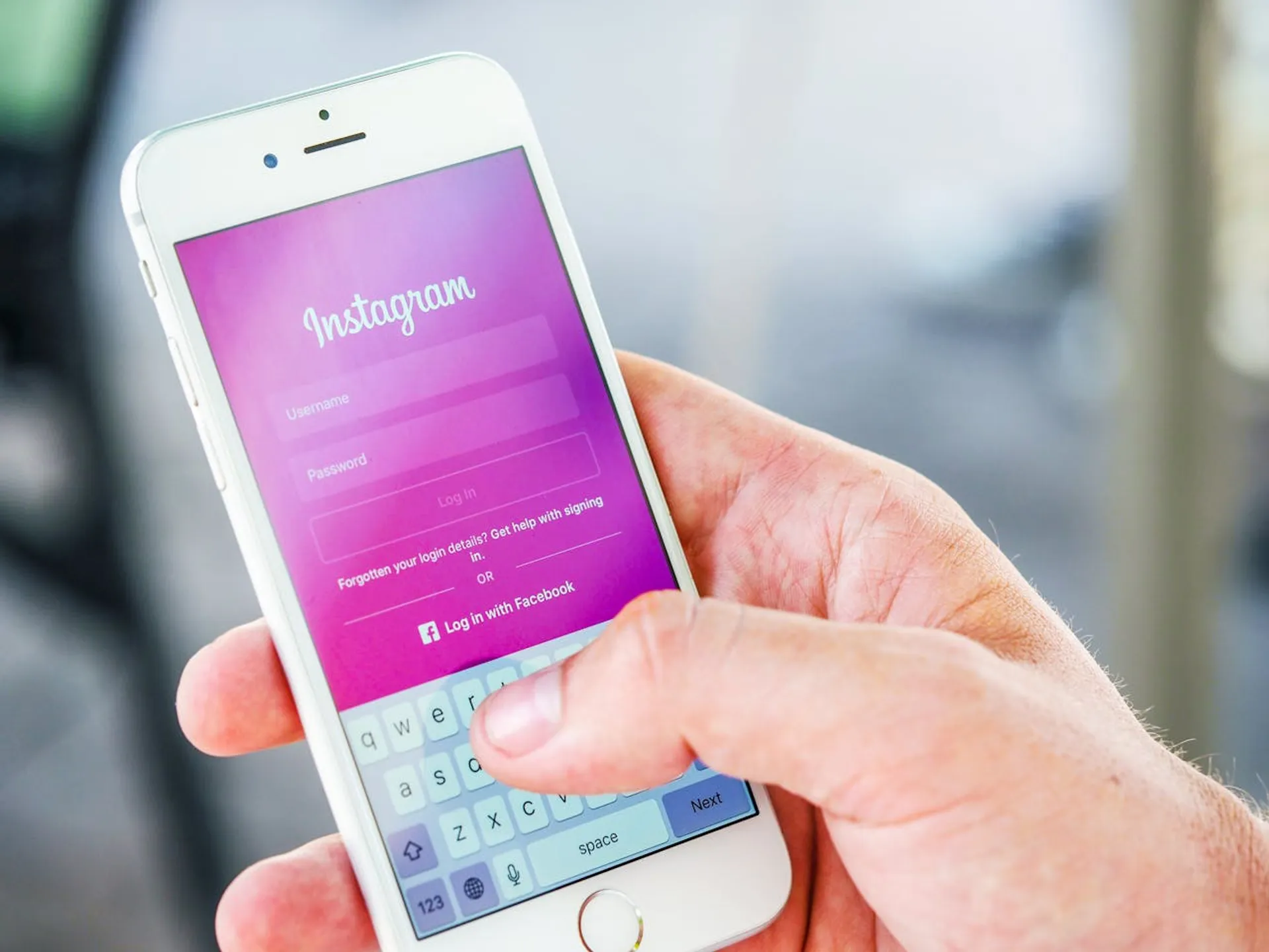 smartfon z aplikacją Instagram