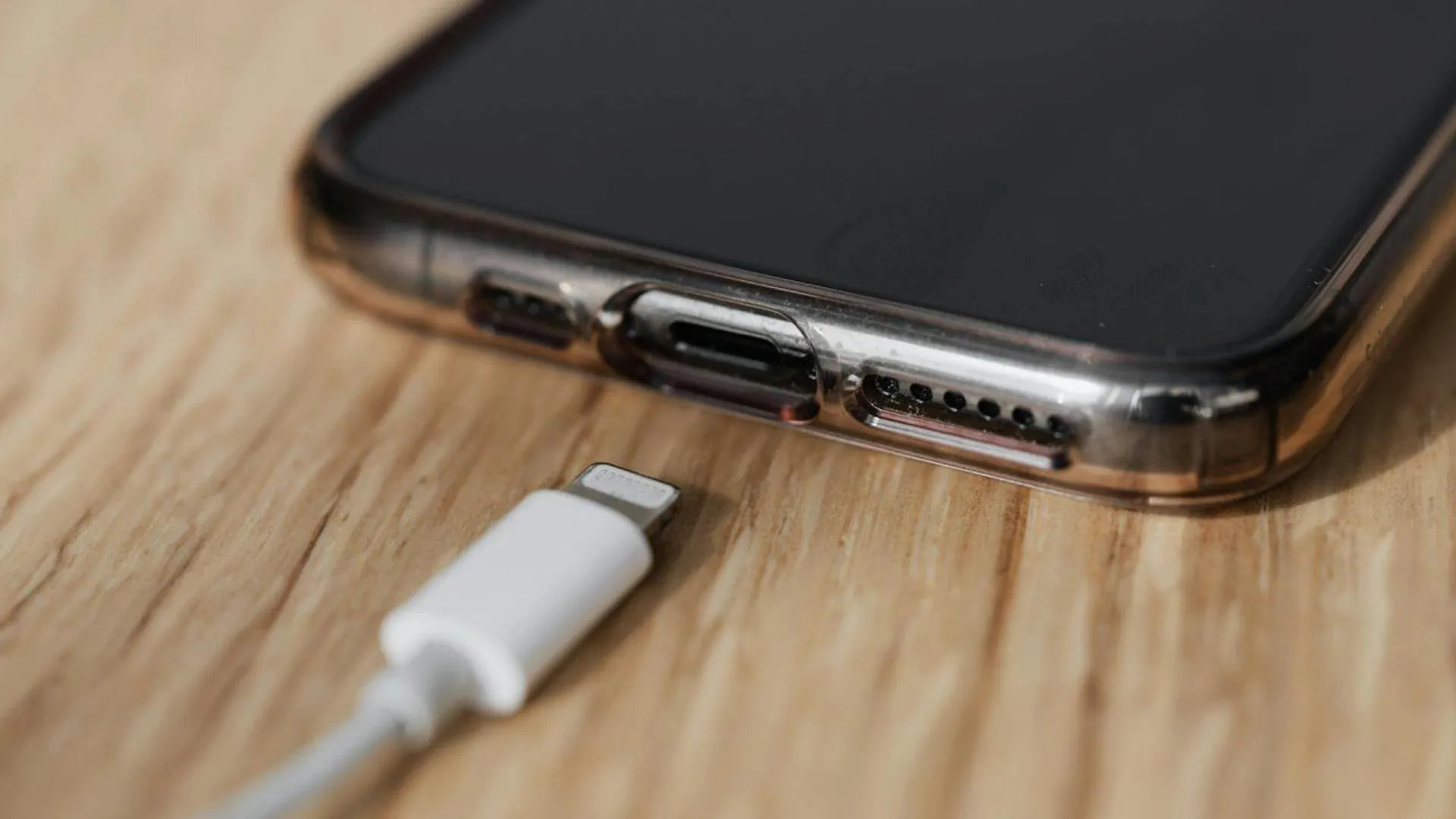 ładowanie smartfonu