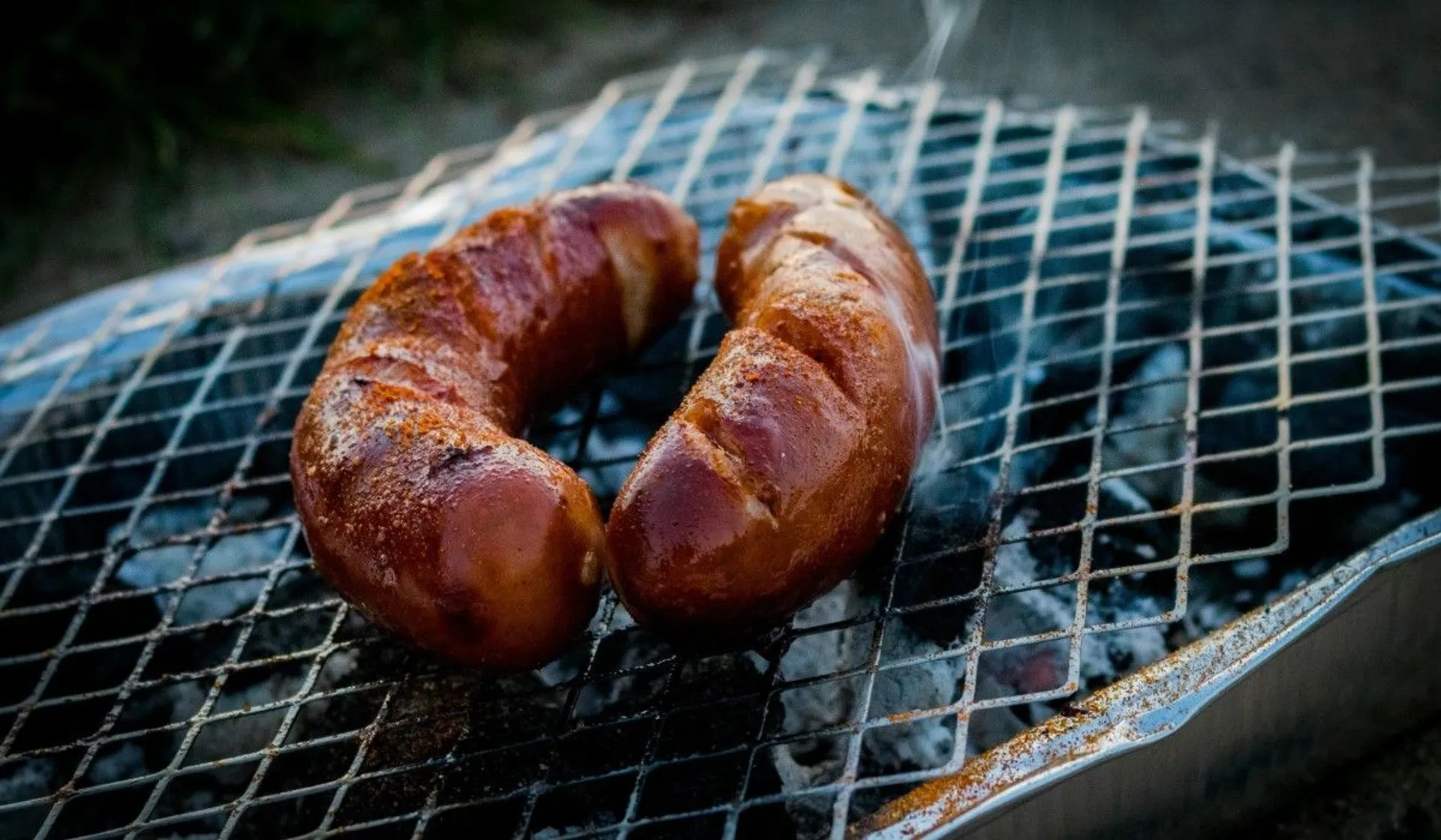 Dwie kiełbasy na grillu