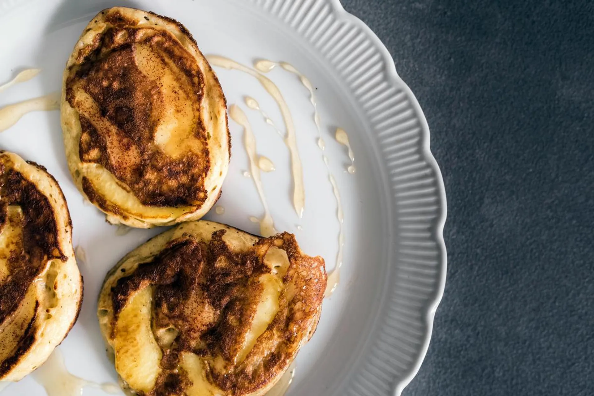 Szybkie i puszyste placki z jabłkami zamiast tradycyjnych racuchów