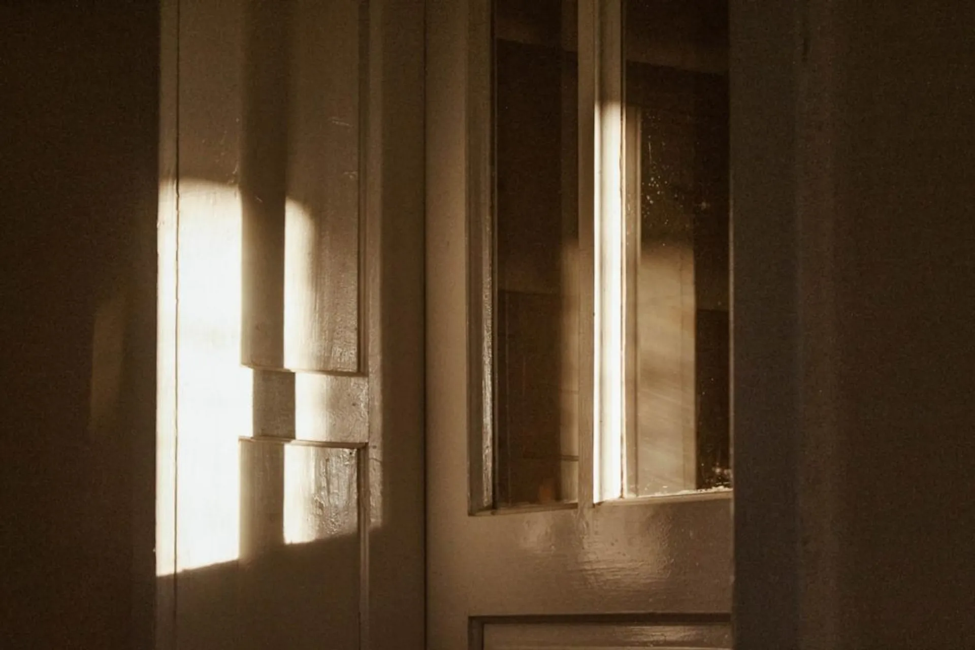 Dlaczego powinieneś zamykać drzwi do sypialni na noc?