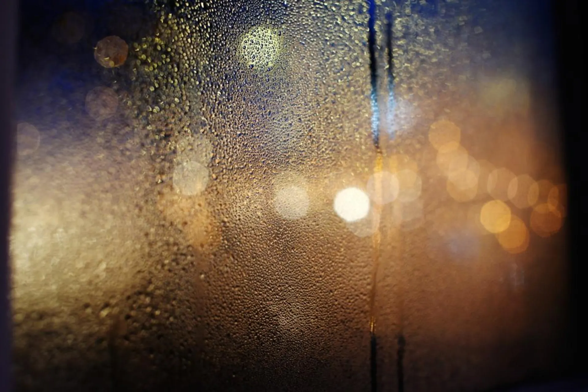 Dlaczego okna parują zimą i jak radzić sobie z wilgocią w domu