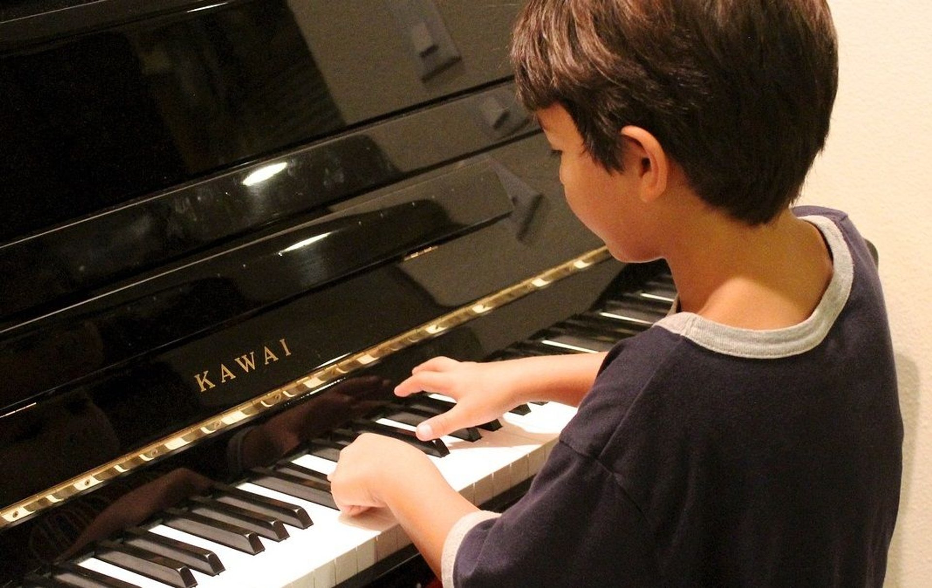 dziecko grające na pianinie