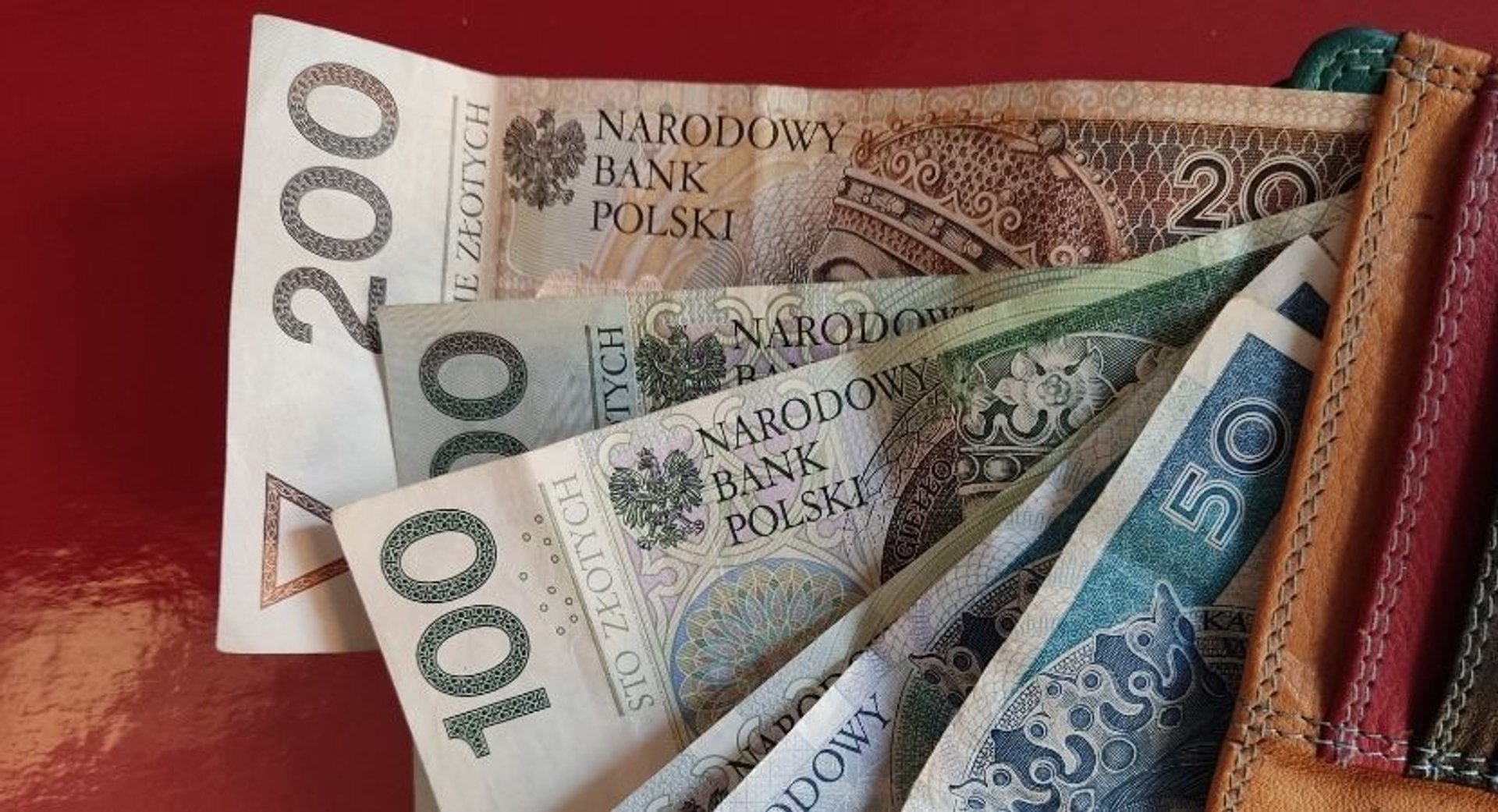 polskie banknoty w portfelu