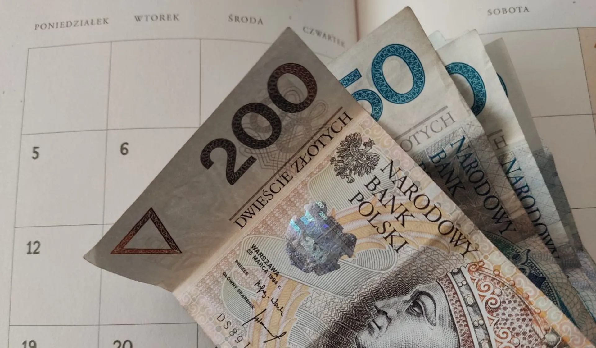 Pieniądze na kalendarzu