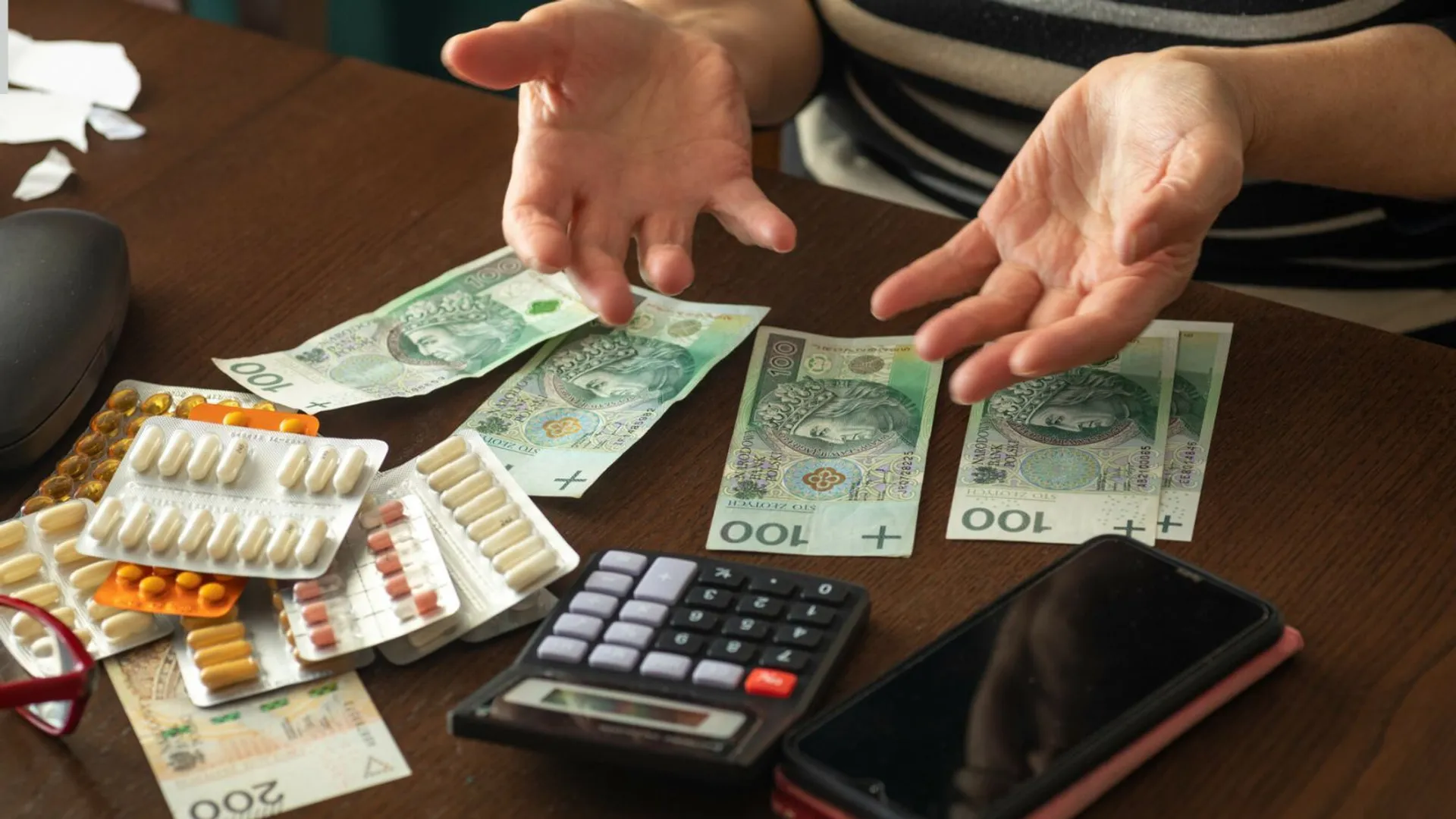 pieniądze na stole, leki