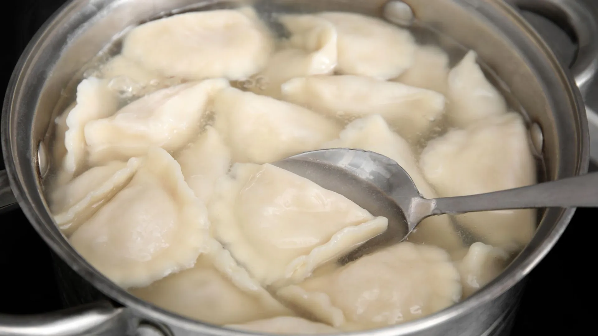 Ciasto na pierogi robię metodą 2:1. Zawsze wychodzi perfekcyjnie
