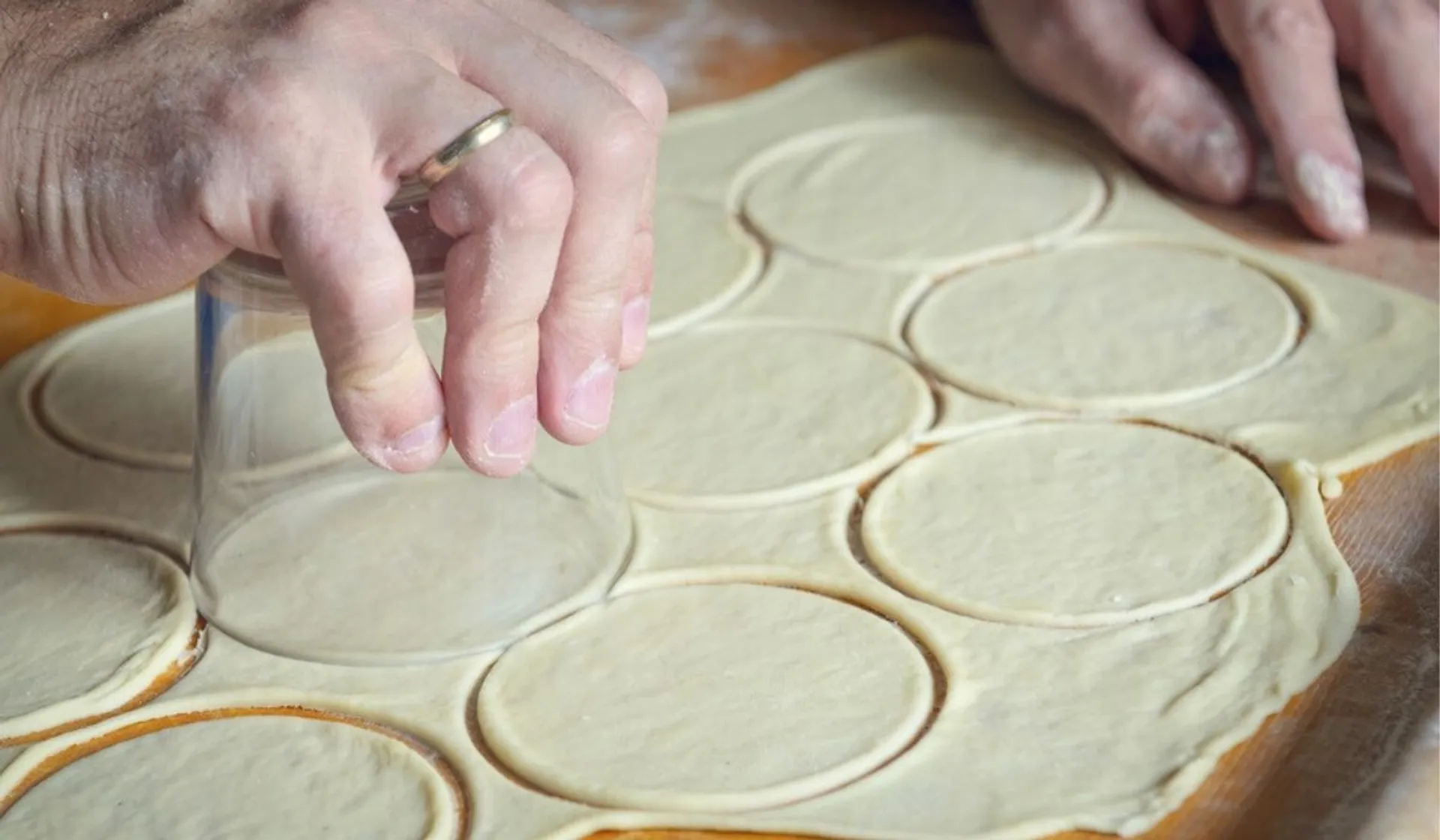 wycinanie okręgów na pierogi 