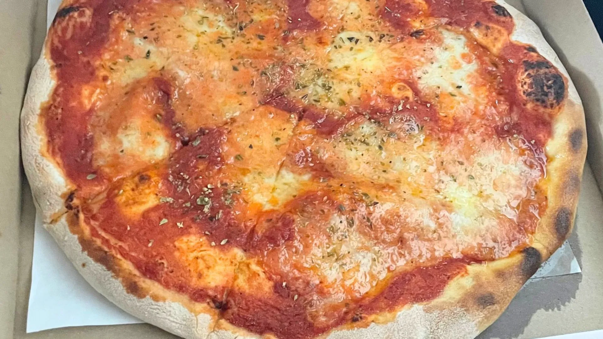 Wyrabiam szybkie ciasto i kładę dodatki. Domowa pizza wychodzi lepiej niż z restauracji