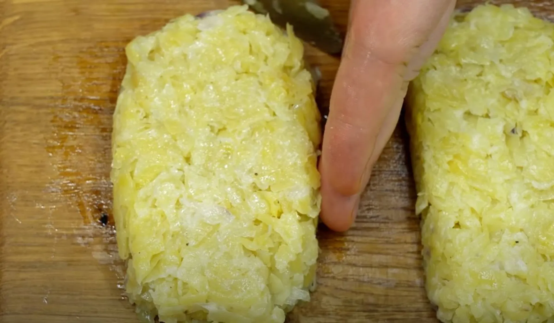 formowanie placków ziemniaczanych 