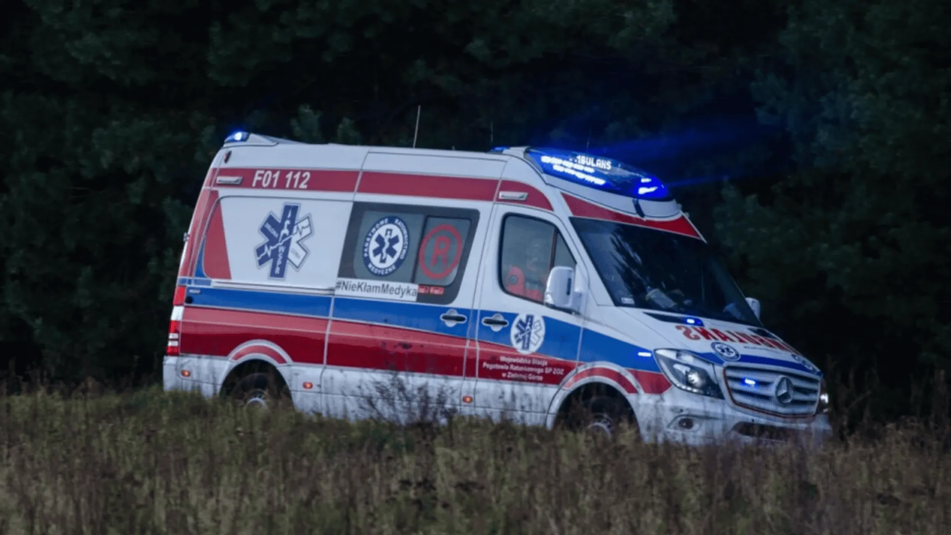 Karetka pogotowia na sygnałach.