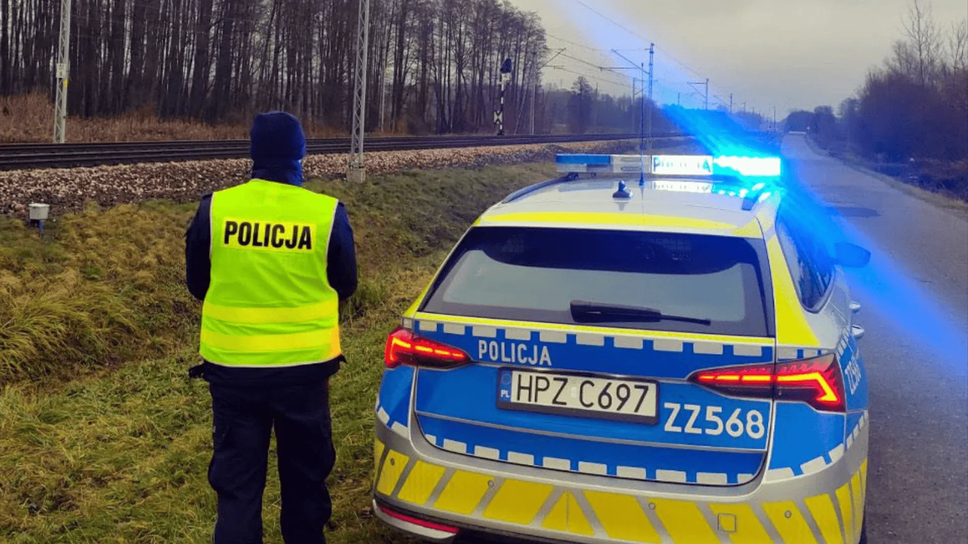 Funkcjonariusz policji podczas akcji.