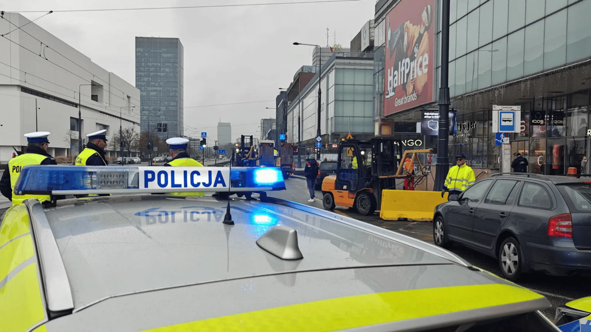 Policjanci podczas interwencji w Warszawie.