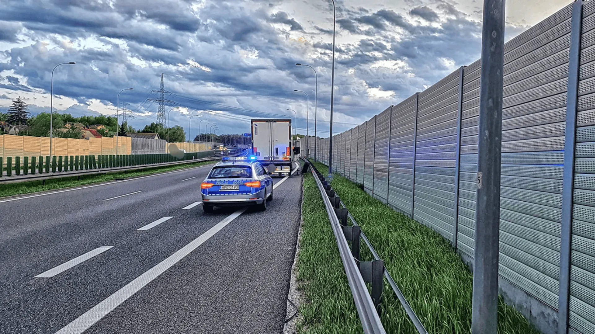 Patrol policji pomagający kierowcy ciężarówki.