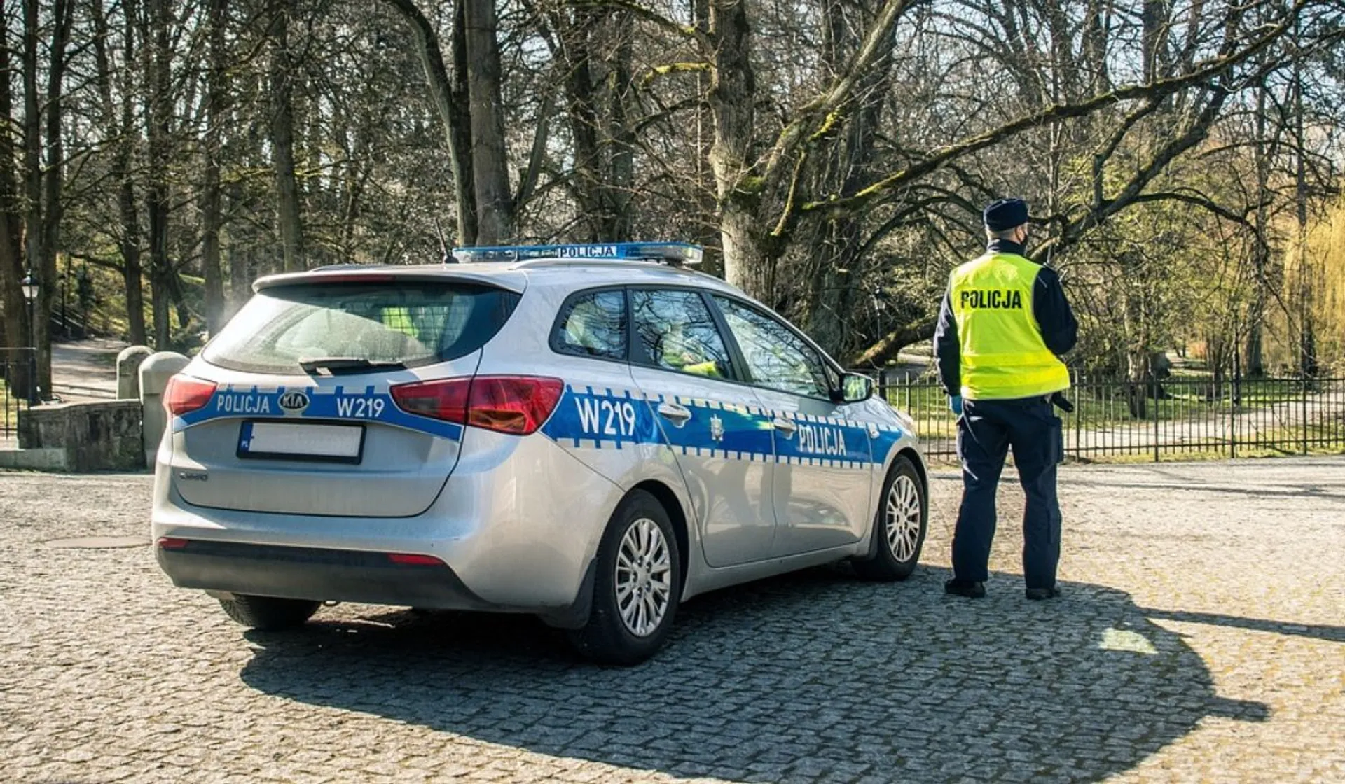 Radiowóz, policjant
