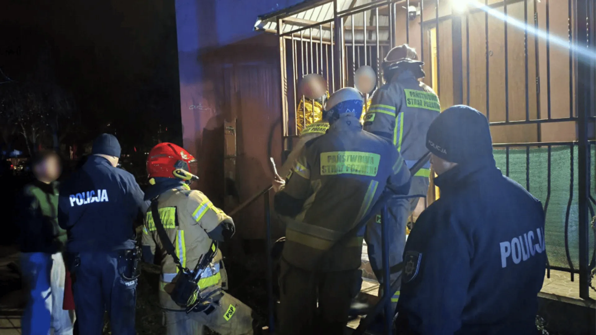 Policjanci i straż pożarna ratują uwięzionych na balkonie chłopców.