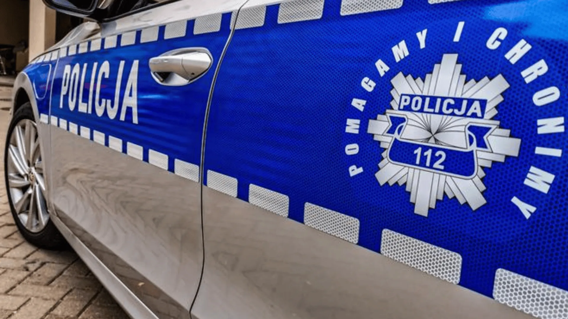 Zbliżenie na bok radiowozu policyjnego.