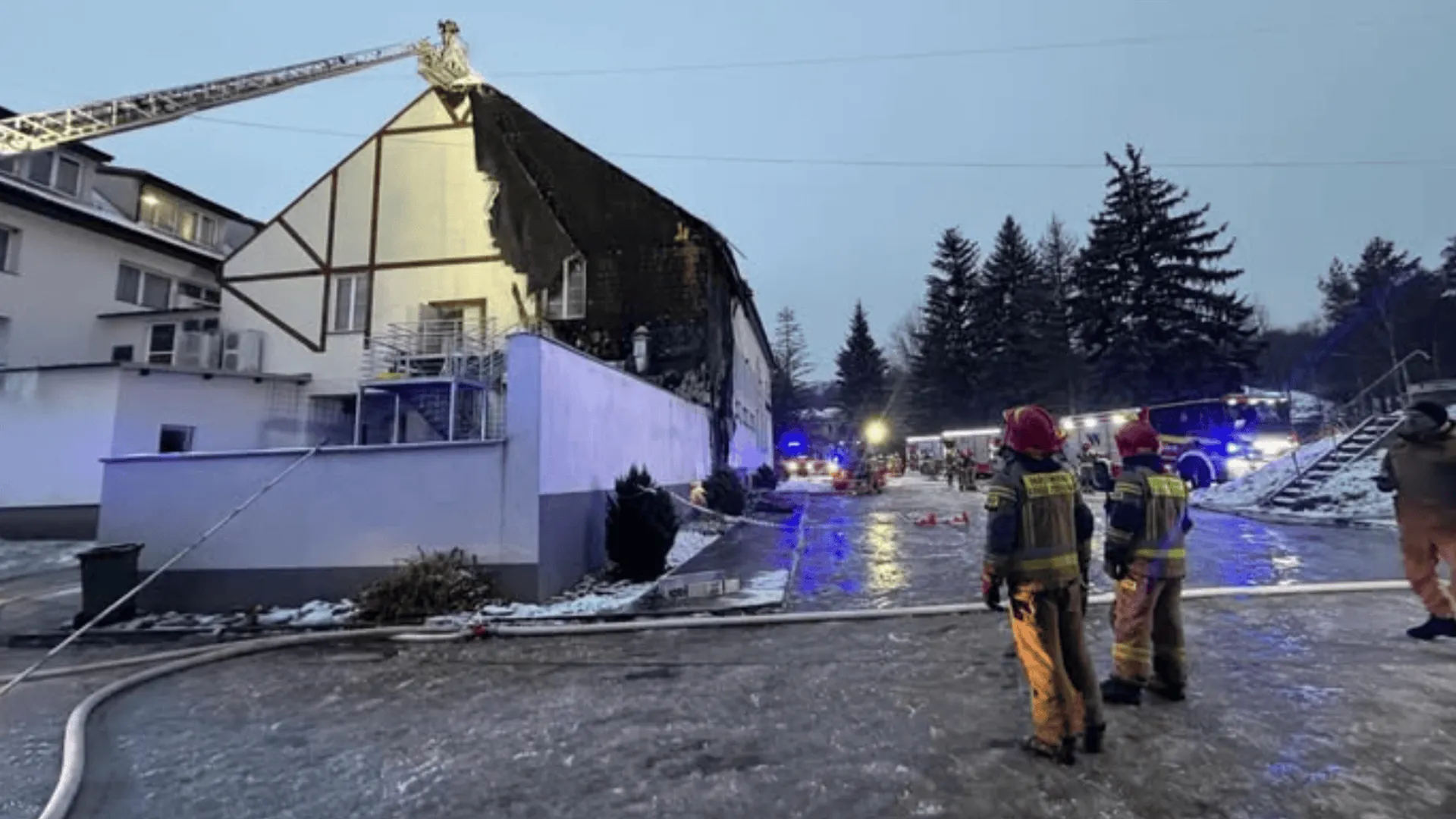Pożar hotelu. Ewakuacja prawie stu osób. Goście wybiegli w pidżamach