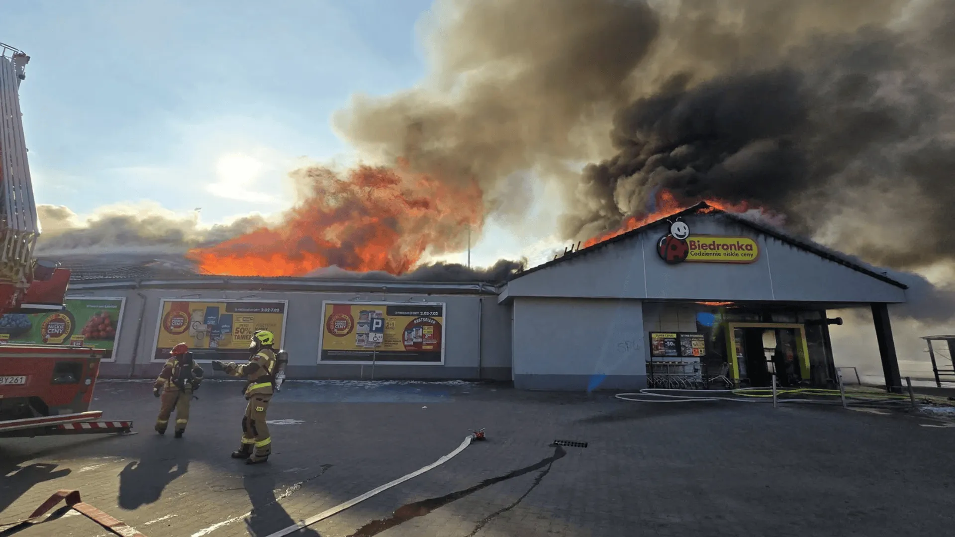Biedronka w Polkowicach w ogniu! Gigantyczna akcja strażaków trwa