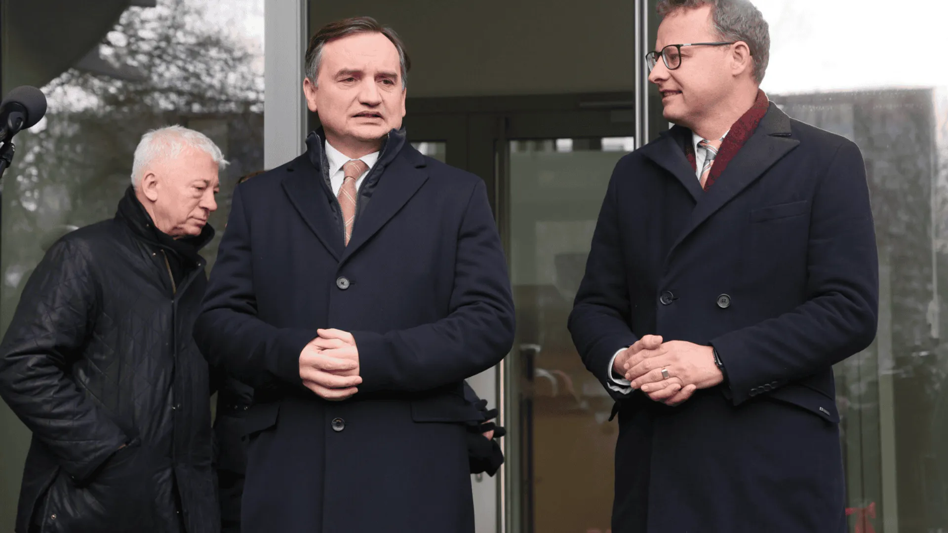 To jedno zdjęcie zdradza, gdzie przebywają Ziobro i Romanowski