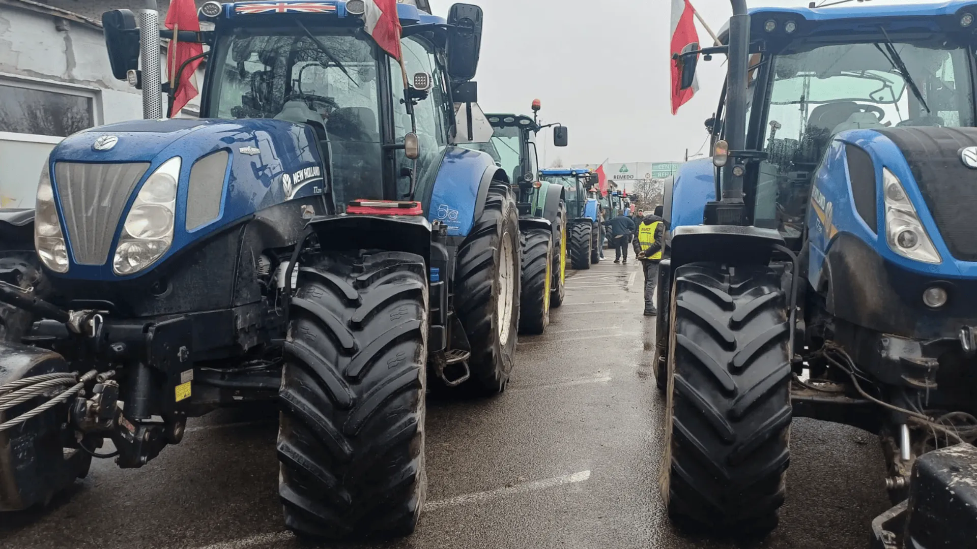 Ciągniki rolnicze blokujące drogę krajową podczas protestu
