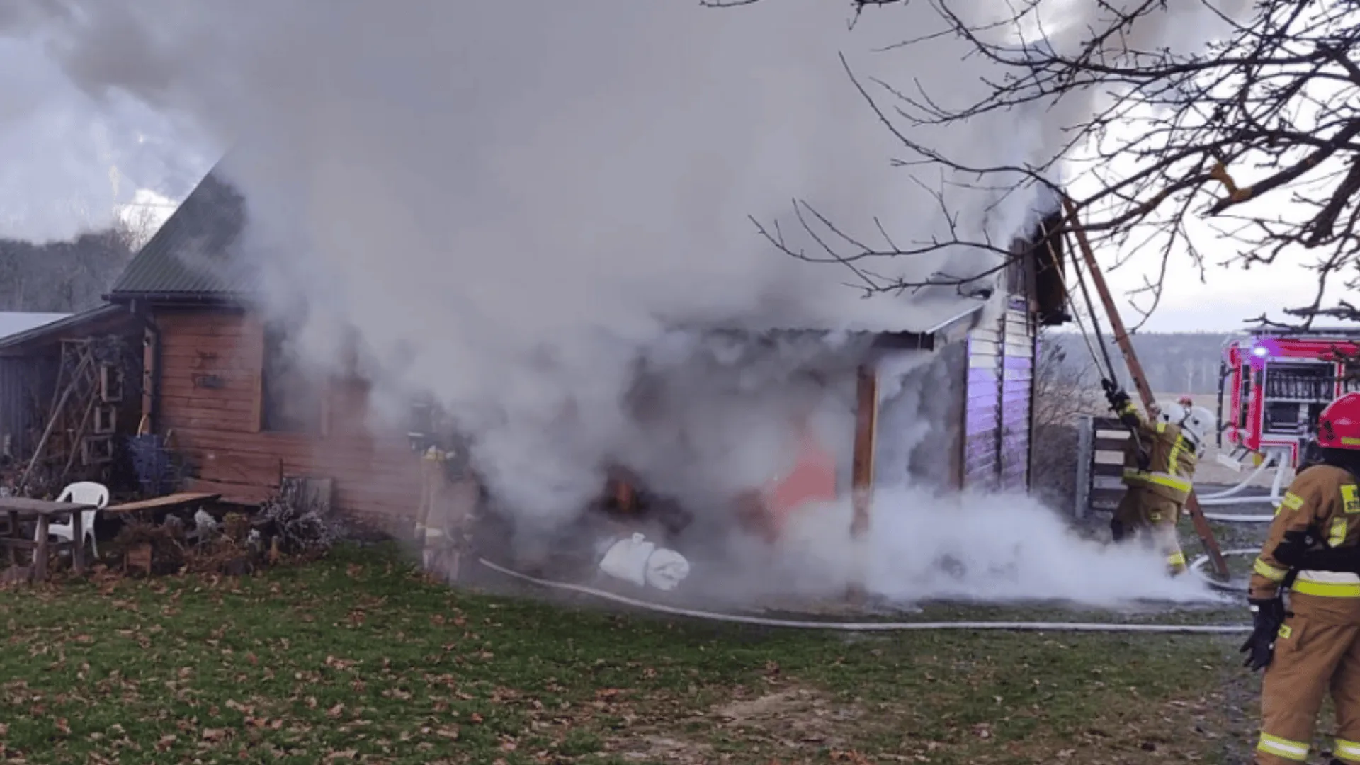 Pożar drewnianego domu w miejscowości Jasień–Nowakówka w powiecie staszowskim.