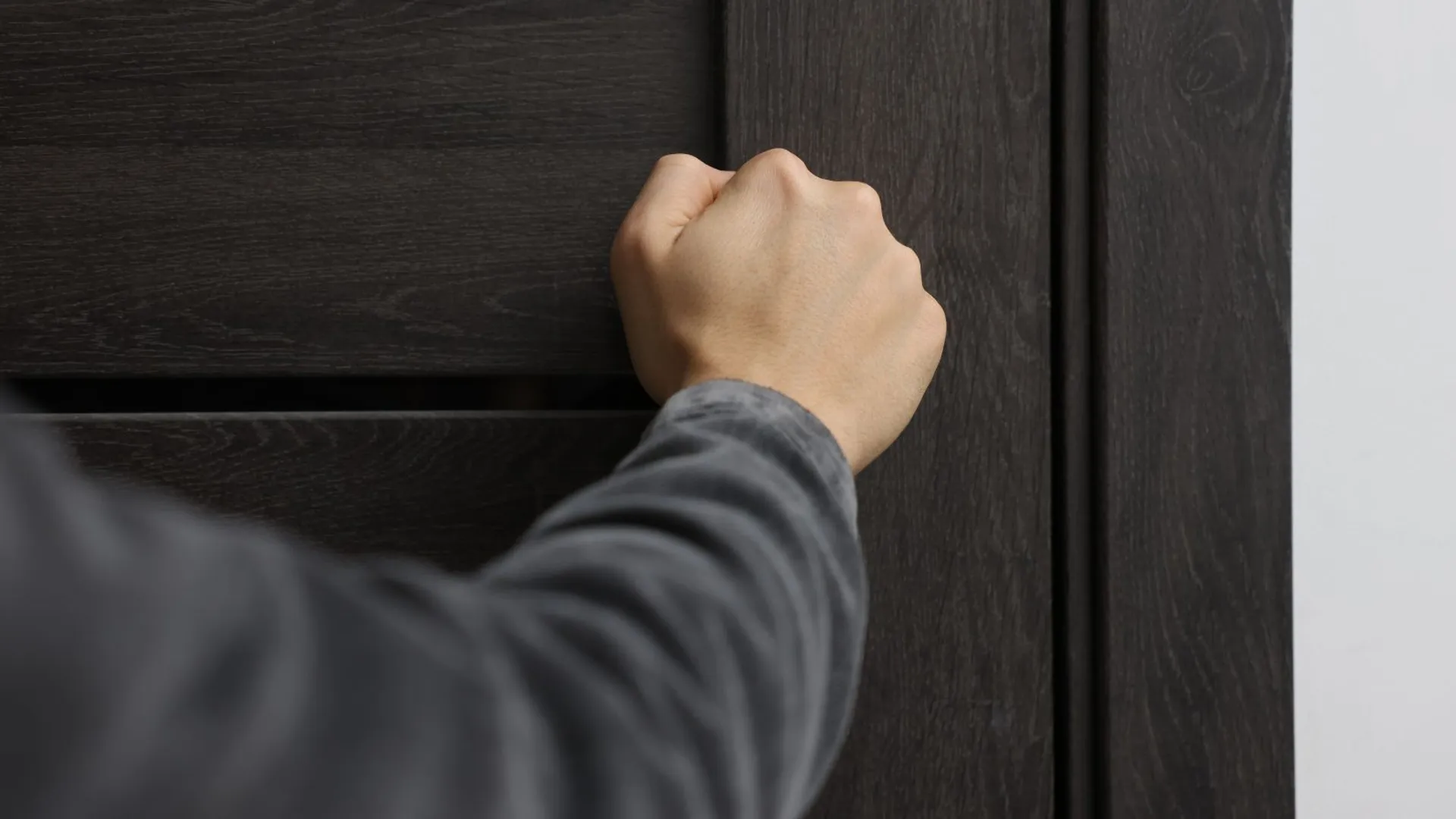 Komornik do końca życia zapamięta ten dzień. "Zakrwawiona twarz, ubranie i akta"