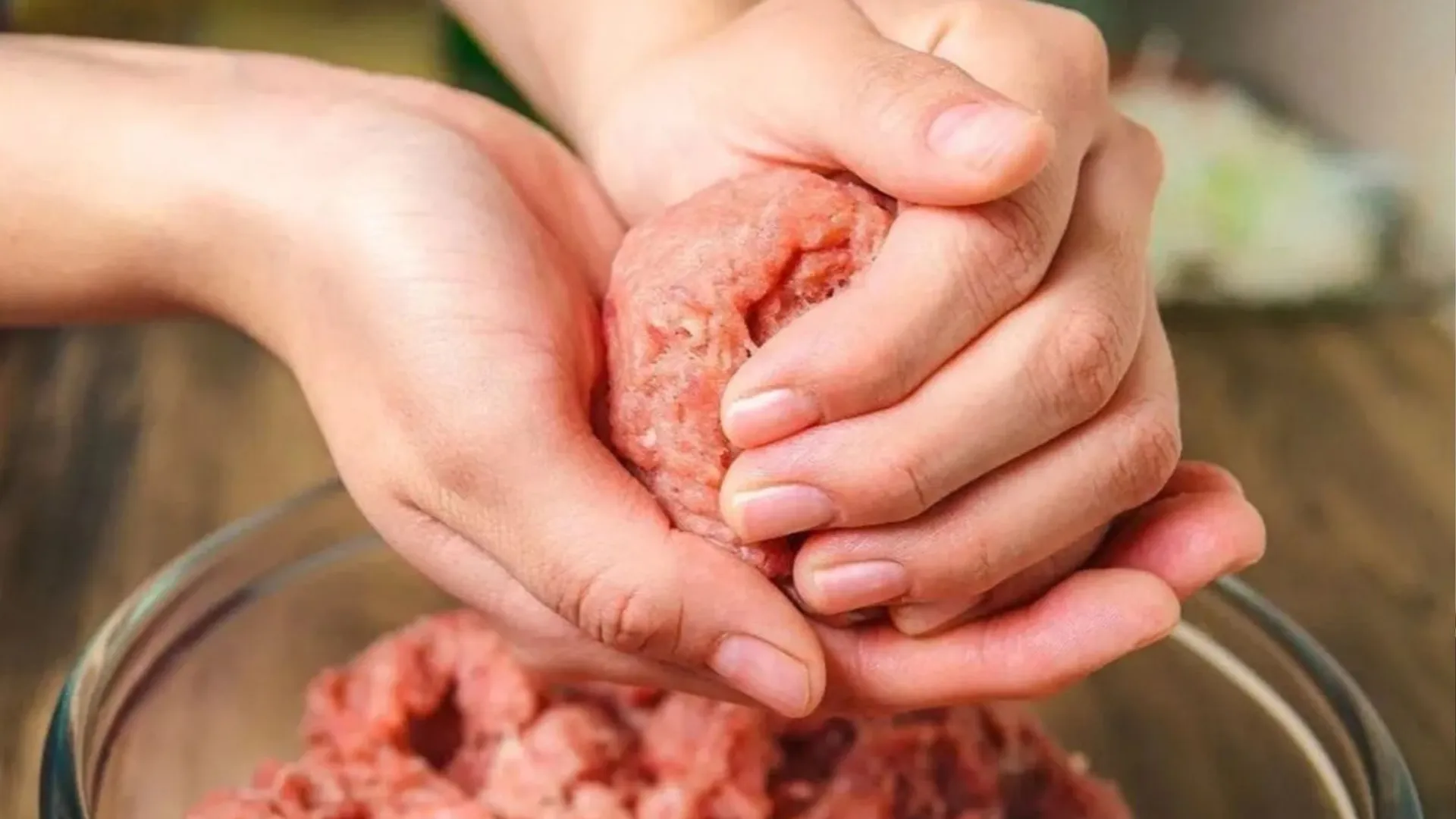 Dodaję 2 pełne łyżki do mięsa. Pulpety wychodzą mięciutkie i 100 razy smaczniejsze