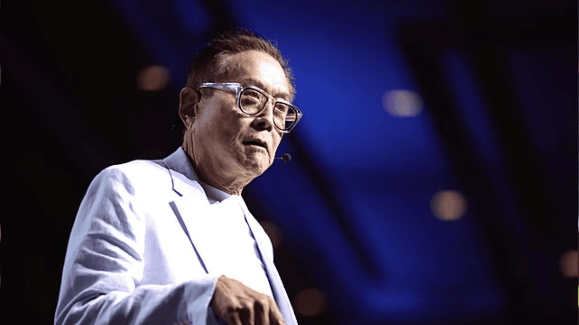 Robert Kiyosaki przemawiająca podczas wydarzenia.