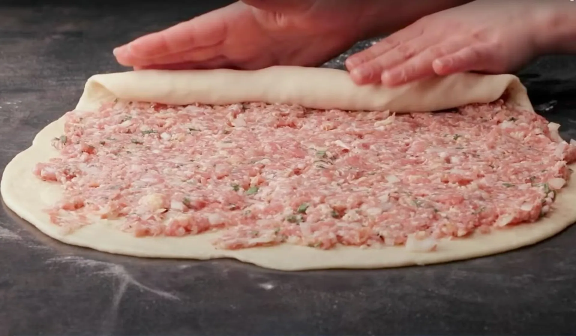 zawijanie rolady z mielonego