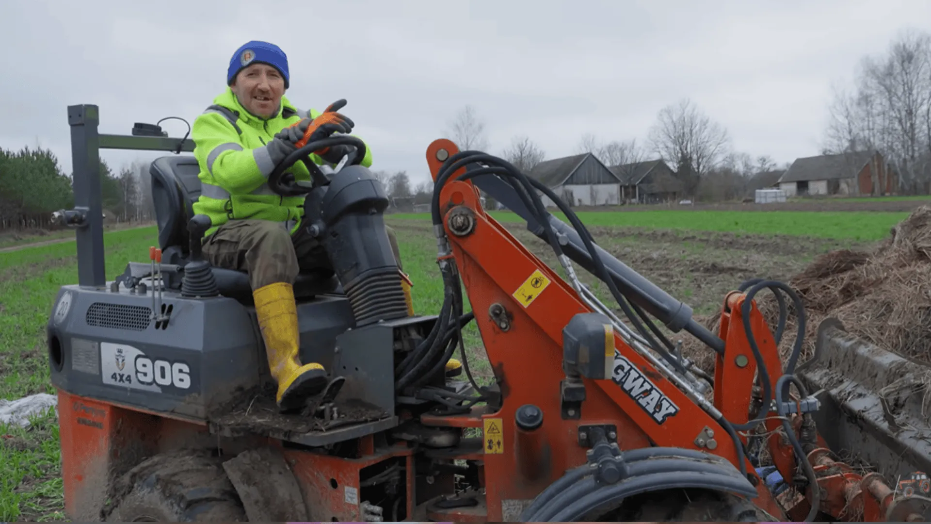 Andrzej z Plutycz podczas prac na roli.