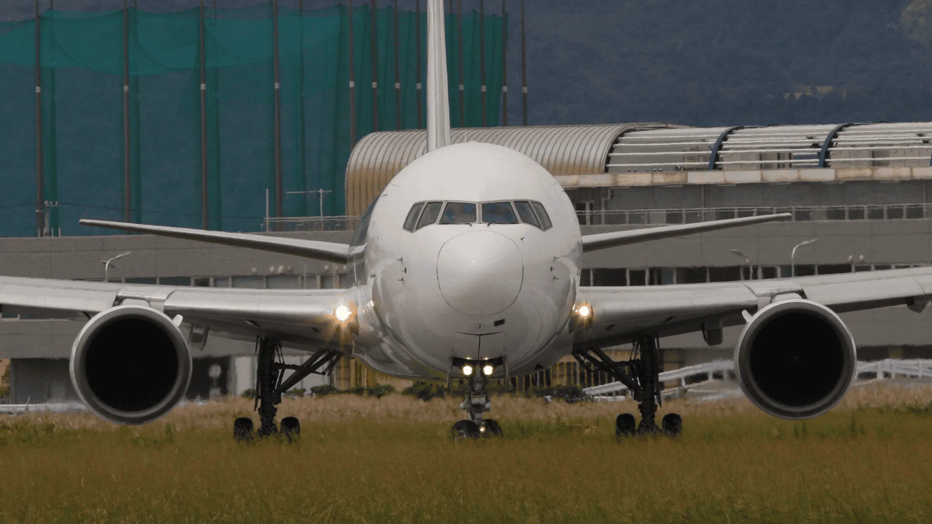 Awaryjne lądowanie rosyjskiego Boeinga w Dubaju