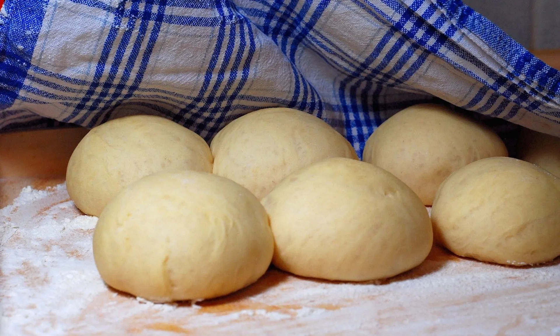 Pampuchy - puszyste kluski drożdżowe na parze krok po kroku