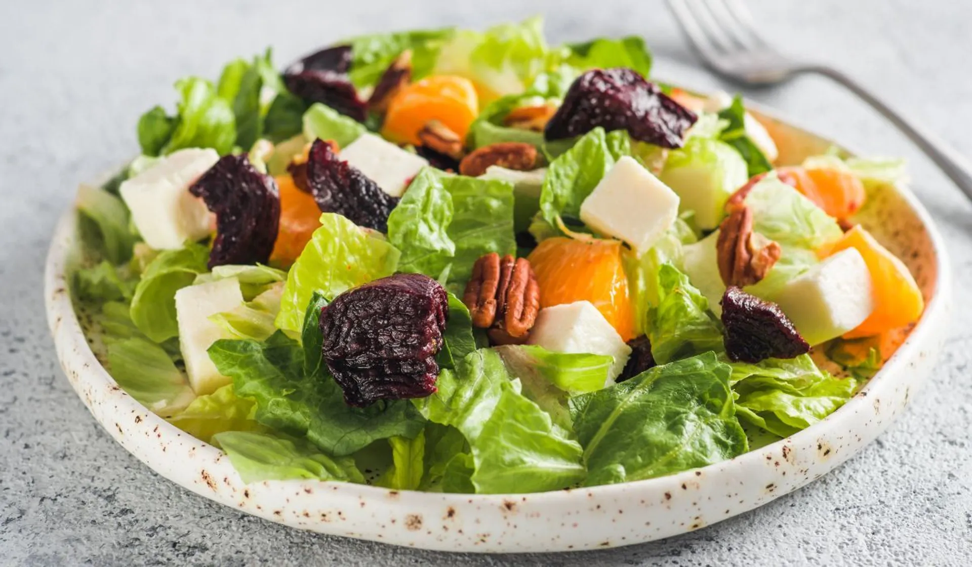 sałata z burakami, fetą i pomarańczami