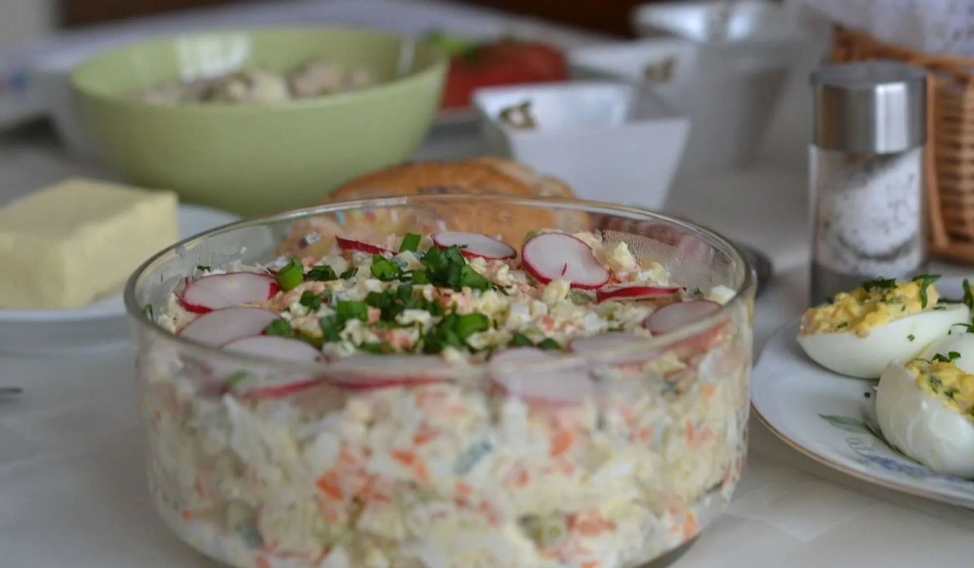 sałatka na wielkanocnym stole 