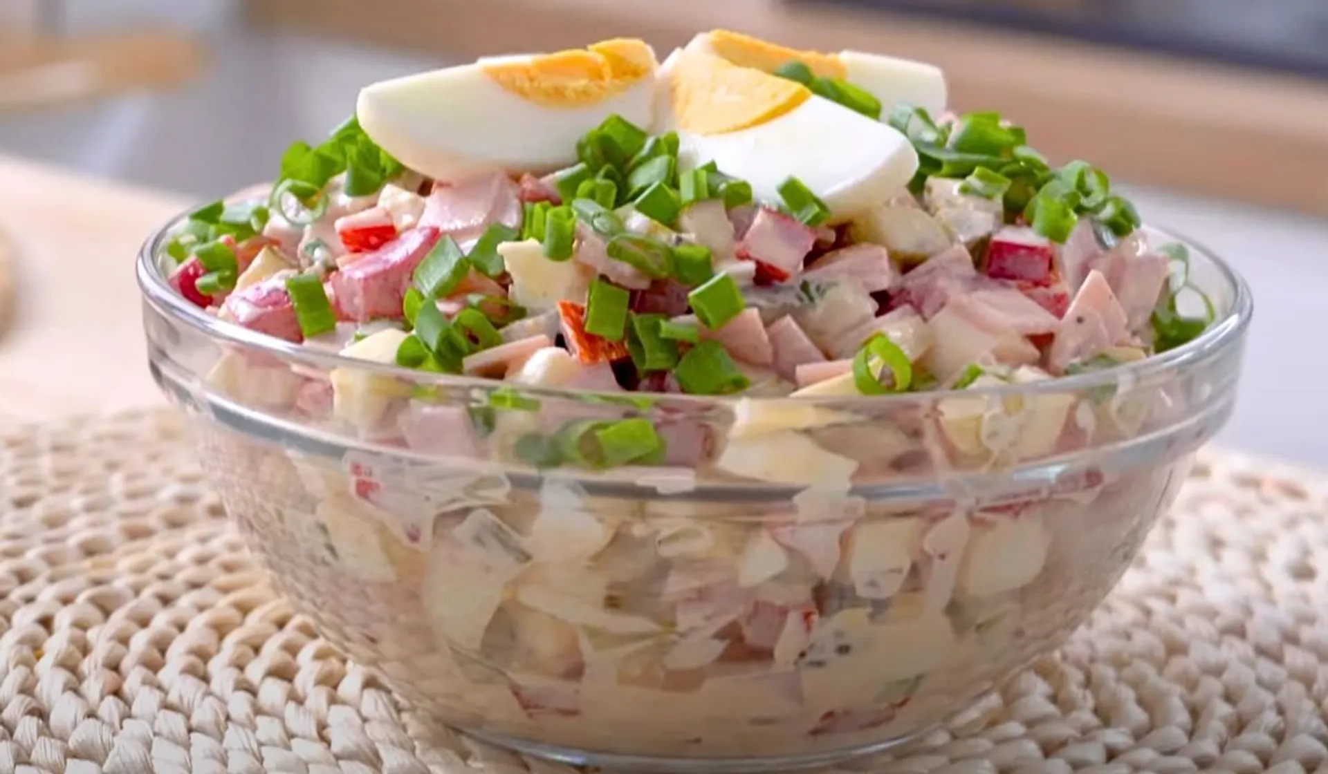 sałatka wielkanocna w misce 