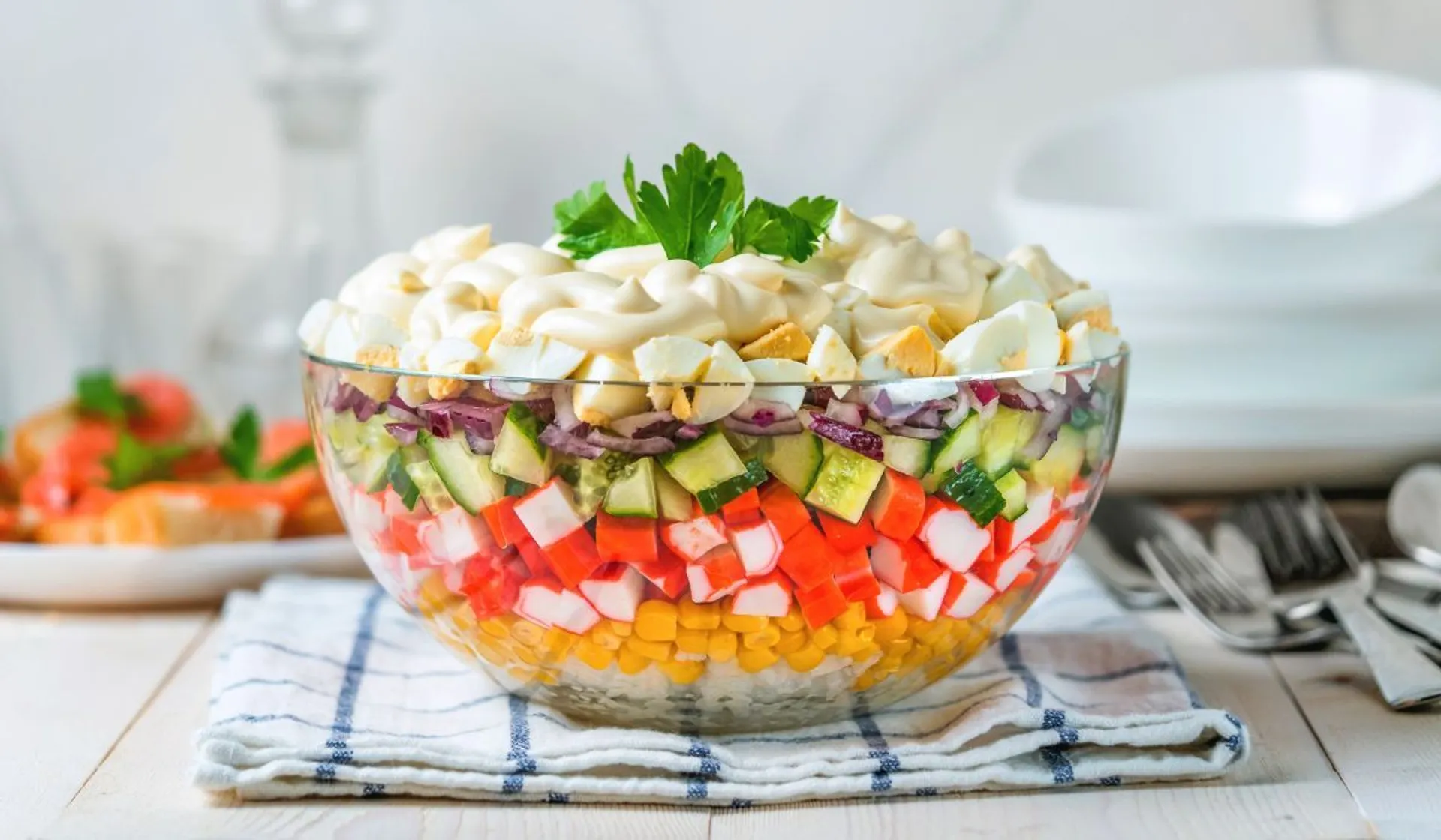 równo ułożona sałatka w misce