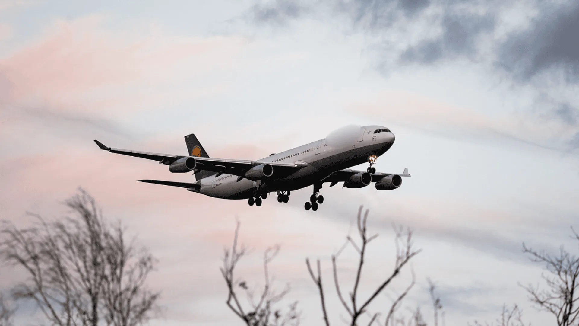 Napięcie na pokładzie i wyłączone telefony. Kulisy trudnego lądowania